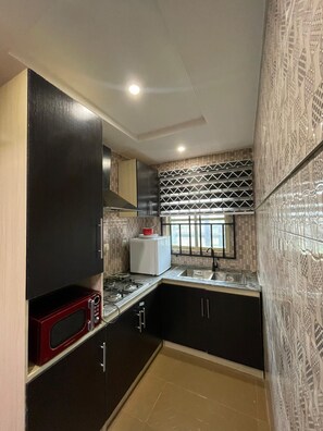 Comfort Apartment, Courtyard View | Private kitchen - J3's Apartment & Lounge (Benin City)