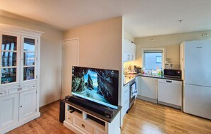 Fridge, oven, stovetop, dishwasher - 1 bedroom awesome apartment in Jørpeland (Jørpeland)
