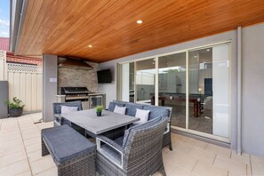 Outdoor dining - Vic Park Central - Modern Luxury Retreat (Victoria Park)