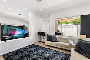 TV - Vic Park Central - Modern Luxury Retreat (Victoria Park)