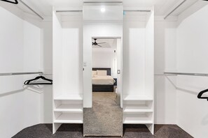 3 slaapkamers, een bureau, een strijkplank/strijkijzer, wifi