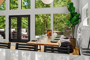Dining - Walk to Strip, King EN-Suite, Hot Tub &Theater (Gatlinburg)