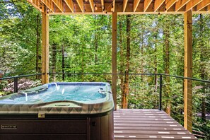 Outdoor spa tub - Walk to Strip, King EN-Suite, Hot Tub &Theater (Gatlinburg)