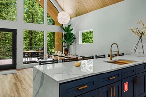 Dining - Walk to Strip, King EN-Suite, Hot Tub &Theater (Gatlinburg)