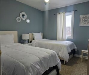 3 bedrooms, free WiFi, bed sheets - Casa Amigos is Cozy & Relaxing- Perfect for morning coffee and sunset views. (Arnprior)