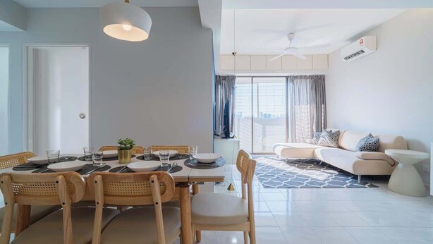 Una sala moderna con comedor, un conjunto de sofás y un ventilador de techo.