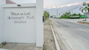 Een bordje voor Villa du Lac St George's Park in Huahin.