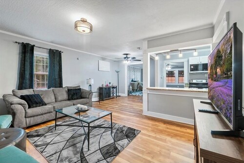 Enjoyable 3-bedroom cottage with AC in charming Hattiesburg