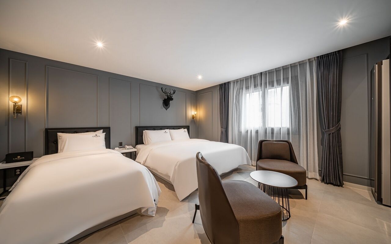 Premium Twin Room, Non Smoking, City View | Televisyen