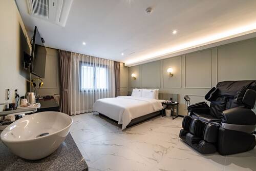 Business Double Room, Non Smoking, City View | Premium bedding, down comforters, memory foam beds