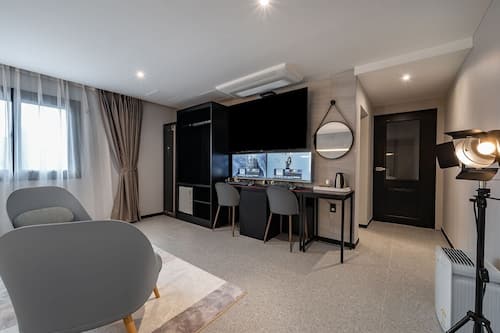 Premium Twin Room, Non Smoking, City View | Interior