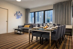 Dining - City Views • Steps to Melbourne Central & Trams (Melbourne)