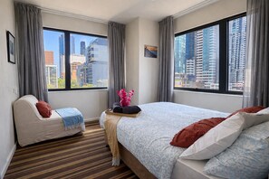2 bedrooms, iron/ironing board, WiFi, bed sheets - City Views • Steps to Melbourne Central & Trams (Melbourne)