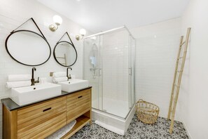 Shower, hair dryer, towels - So Chic Montorgueil Paris (Paris)