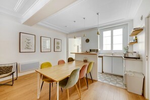 Fridge, microwave, stovetop, coffee/tea maker - So Chic Montorgueil Paris (Paris)