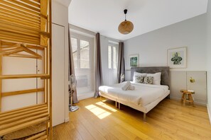 Tabla de planchar con plancha, internet y ropa de cama 
