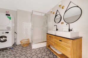 Shower, hair dryer, towels - So Chic Montorgueil Beauty (Paris)
