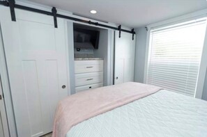 2 bedrooms, iron/ironing board, bed sheets - Lovely Blossom Bungalow in Jacksonville (Jacksonville)