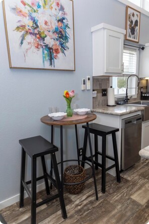 Dining - Lovely Blossom Bungalow in Jacksonville (Jacksonville)