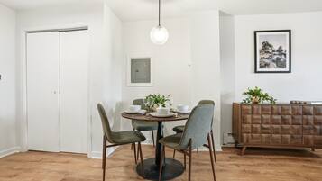 Superior Apartment, Mountain View | Dining room