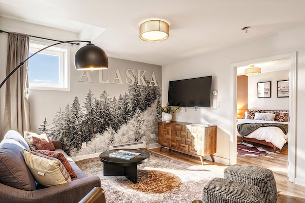 Superior Apartment, Mountain View | Ruang tamu | 50 inci televisyen skrin rata dengan digital, Netflix, Hulu
