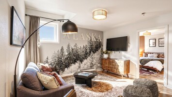 Apartamento superior, vistas a la montaña | Zona de estar | Una televisión de pantalla plana, Netflix, Hulu, servicios de streaming