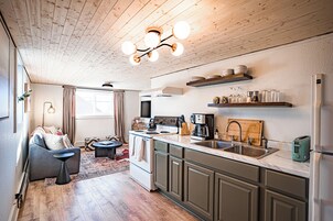 Apartamento Deluxe | Cocina privada | Frigorífico, horno, placa de cocina y cafetera o tetera