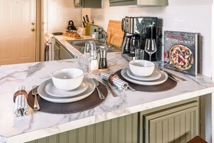 Deluxe Apartment | Private kitchen | Fridge, oven, stovetop, coffee/tea maker