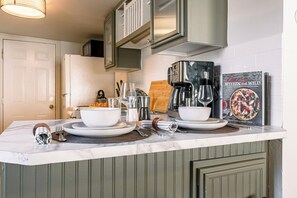 Departamento Deluxe | Cocina privada | Refrigerador, horno, parrilla de estufa y cafetera y tetera 