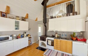 Fridge, microwave, oven, stovetop - Amazing home in Slättåkra (Slättåkra)
