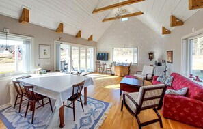 TV - Amazing home in Slättåkra (Slättåkra)