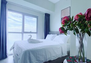 Desk, blackout curtains, free WiFi, bed sheets - Deluxe Apartment Balcony Sea View (Parañaque)