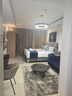 1 bedroom, iron/ironing board, WiFi, bed sheets - Modern Studio in Accra near Airport & Mall (Accra)