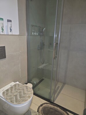 Shower, towels, soap, toilet paper - Modern Studio in Accra near Airport & Mall (Accra)