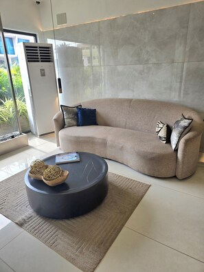 Living area - Modern Studio in Accra near Airport & Mall (Accra)