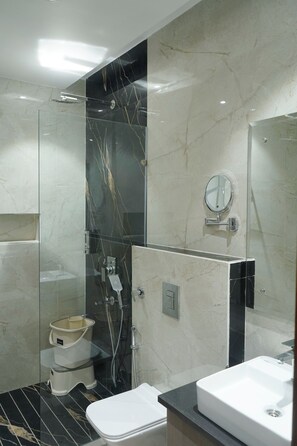 Deluxe Double or Twin Room | Bathroom - Hotel Eastleigh (Ludhiana)