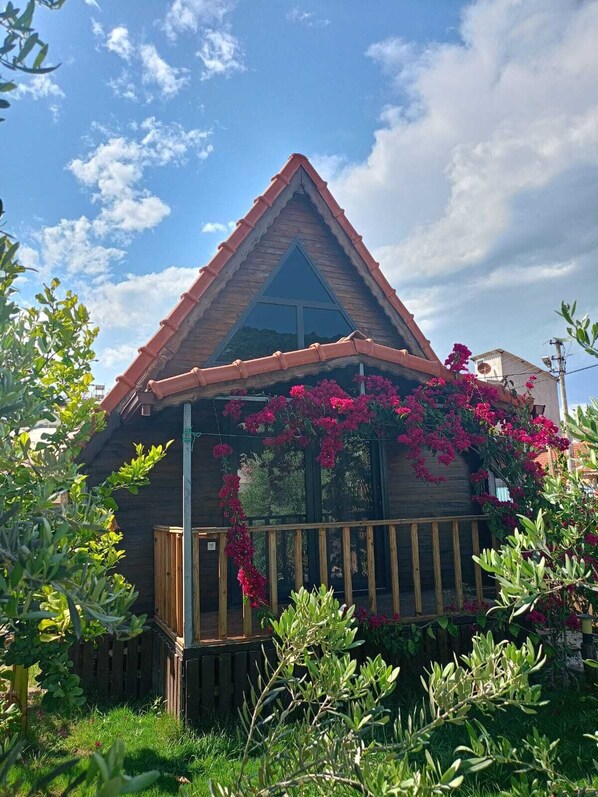 Bungalow familiar, vista al jardín | Exterior