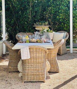 Outdoor dining - The Coastal Cottage (Port Lincoln)