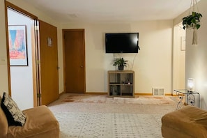 Living area - Comfy and Clean 1 BR Apt, Quiet, Safe Family Neighborhood Near downtown Mpls, (Minneapolis)
