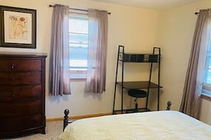 Iron/ironing board, WiFi, bed sheets - Comfy and Clean 1 BR Apt, Quiet, Safe Family Neighborhood Near downtown Mpls, (Minneapolis)