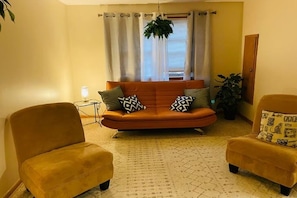Living area - Comfy and Clean 1 BR Apt, Quiet, Safe Family Neighborhood Near downtown Mpls, (Minneapolis)