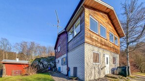Et toetagers hus med skråtag, skorsten og garage.