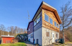 Exterior - Awesome home in Uddevalla with house sea view (Uddevalla)