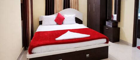 Hypo-allergenic bedding, desk, soundproofing, free WiFi