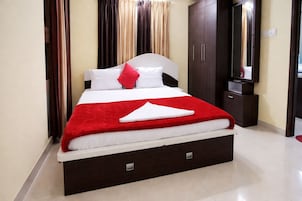 Deluxe Studio Suite, Balcony | Hypo-allergenic bedding, desk, soundproofing, free WiFi