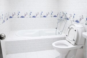 Deluxe Studio Suite, Balcony | Bathroom | Shower, rainfall showerhead, slippers, towels