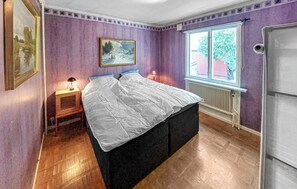 3 bedrooms, travel crib