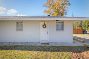 Exterior - The Patch 4 - 1BR Apartment - Near Casinos & Plants (Sulphur)