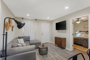 Room - The Patch 4 - 1BR Apartment - Near Casinos & Plants (Sulphur)