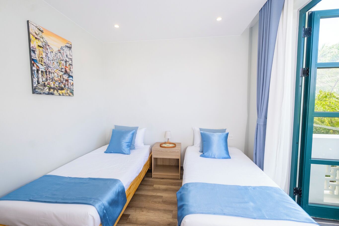 Habitació amb dos llits individuals, balcó, vistes al complex turístic